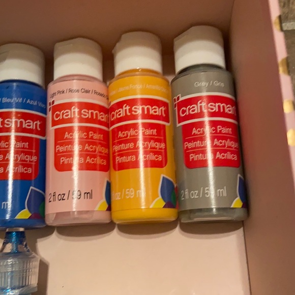 All purpose acrylic paint - Picture 4 of 8